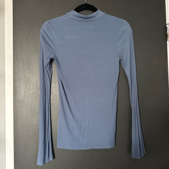 A&F Soft Bell Sleeve Blue Long Sleeve - Size Medium - Picture 4 of 6